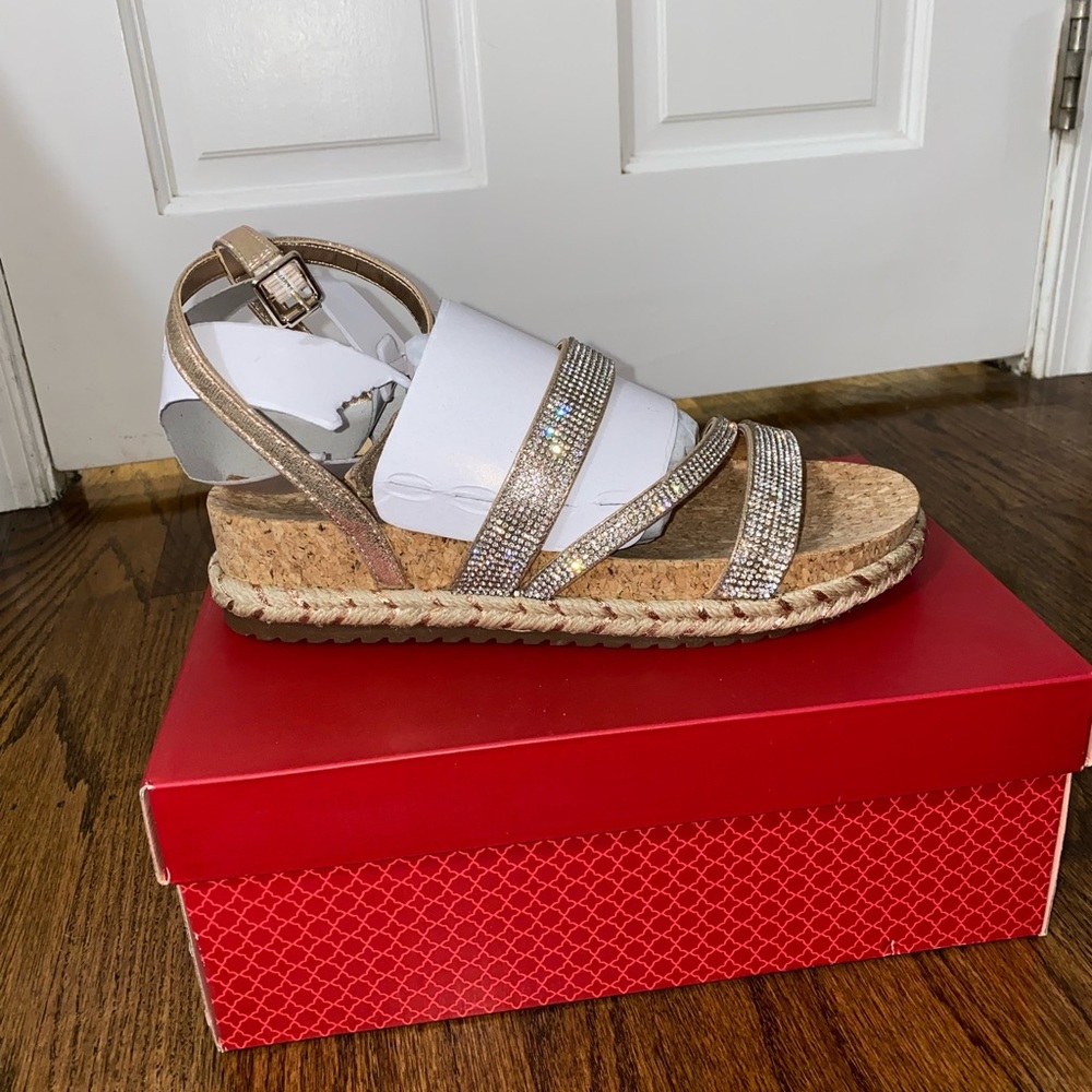 NEVER WORN sandals